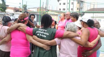 pessoas abraçadas na caminhada #paratodosverem