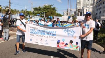 pessoas na caminhada do setembro azul #paratodosverem 
