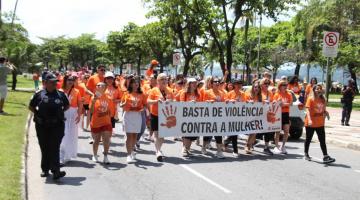 Caminhada pelo fim da violência contra mulheres. #Paratodosverem