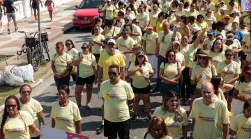 mulheres caminhando de amarelo #paratodosverem 