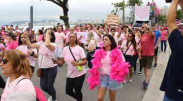 pessoas participando da caminhada #paratodosverem 