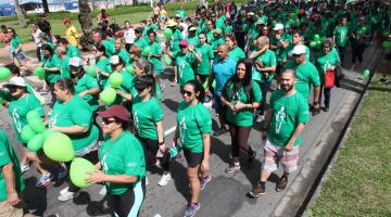 pessoas caminhando de verde #paratodosverem 