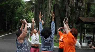 Mulheres participam de exercícios ao ar livre. #pratodosverem