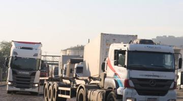 caminhões circulando em via #paratodosverem