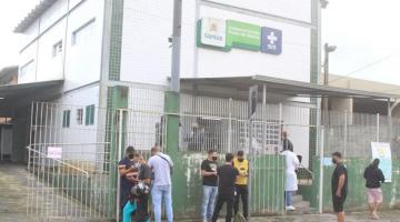 caminhoneiros fazem fila na porta de unidade de saúde. #paratodosverem