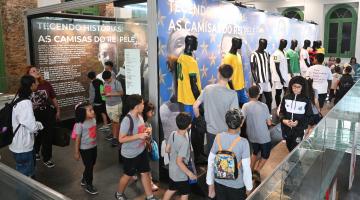 crianças visitando exposição #paratodosverem