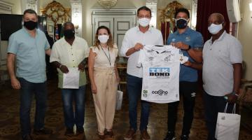 Ex-jogadores do Santos entregam camisa do Santos FC para o prefeito. #pracegover