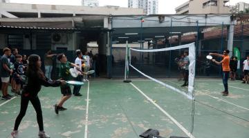 estudantes praticam beach tennis em quadra escolar. #paratodosverem