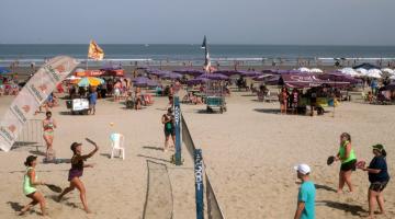 duplas jogam beach tennis na areia. #paratodosverem