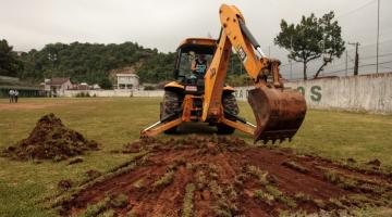 trator tira gramado do campo #paratodosverem