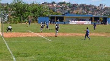 homens jogando futebol #paratodosverem