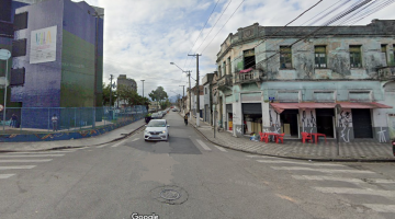 pista da avenida campos sales com um carro passando. #paratodosverem