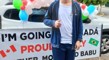 menino posa para a foto #paratodosverem 