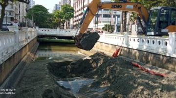 Escavadeira retira areia no canal #paratodosverem