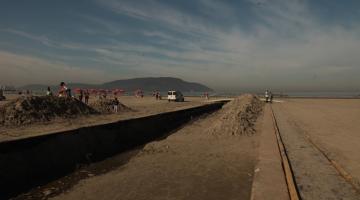 canal três na orla assoreado. Há também volume de areia já retirada ao lado do canal. #paratodosverem