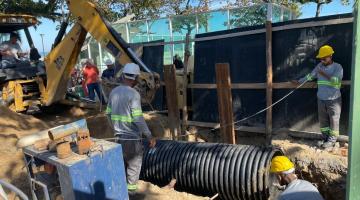 máquinas e homens atuando na obra #paratodosverem
