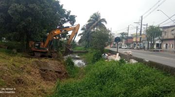 máquina retira lixo de canal #paratodosverem