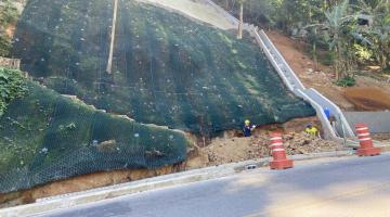 trecho de morro com geomanta e escada hidráulica ao fundo. #paratodosverem