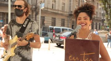 A cantora Leticia Caires e o guitarrista Gabriel Salgueiro se apresentam na Praça Mauá. #pratodosverem