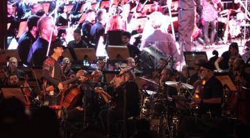 cantor se apresenta com orquestra #paratodosverem 