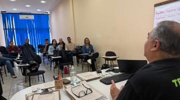 agentes na sala de aula #paratodosverem 