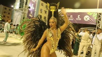 mulher dançando samba na avenida #paratodosverem