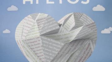 capa de livro com coração em papel. Título diz: Pontes de Afetos. #paratodosverem