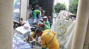 trabalhadores colocam doações em caminhão #paratodosverem 