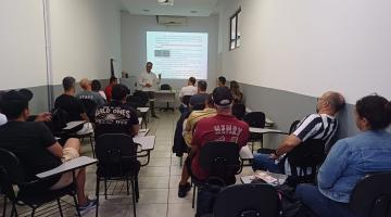 pessoas acompanhando a aula #paratodosverem 