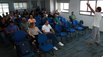 pessoas ouvindo a capacitação #paratodosverem