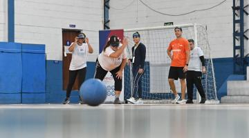 professores jogando bola vendados #paratodosverem 