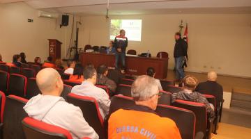 pessoas em sala participando de capacitação #paratodosverem