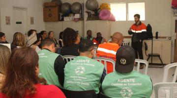 pessoas assistem a capacitação #paratodosverem 