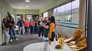 pessoas em pé reunidas #paratodosverem