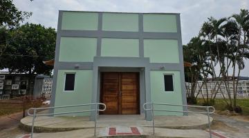 a fachada da capela cercada por árvores. #paratodosverem