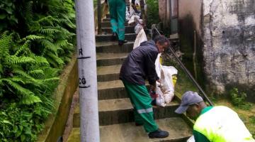 Homem trabalhando em escadaria do morro #paratodosverem