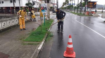 Homens fazem capinação em jardim de avenida #paratodosverem