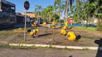 operários capinando em praça #paratodosverem