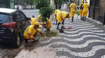 homens realizam serviço em calçada #paratodosverem