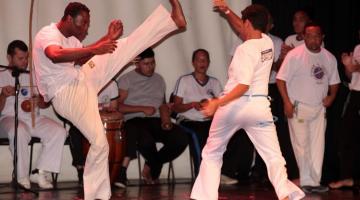 Pessoas em apresentação da capoeira #paratodosverem
