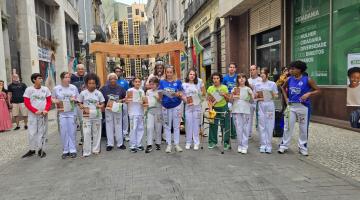 pessoas reunidas após apresentação de capoeira #paratodosverem 