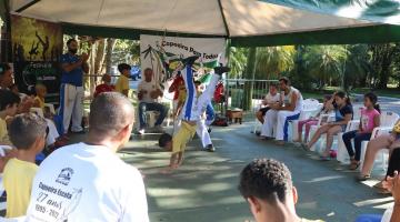 pessoas jogando capoeira #paratodosverem 