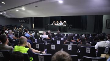 pessoas em auditório durante a cerimônia #paratodosverem 