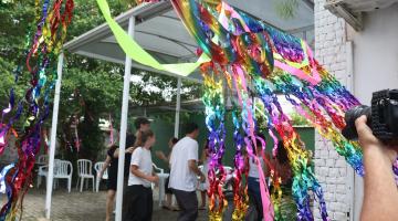 pessoas dançando no caps #paratodosverem 