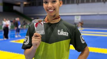 atleta mostra medalha #paratodosverem