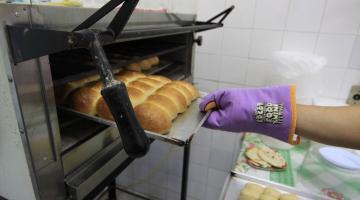 pães são retirados de forno #paratodosverem