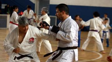 várias pessoas praticando caratê #paratodosverem