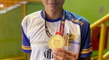 Gabrielly exibe medalha de ouro. #pratodosverem