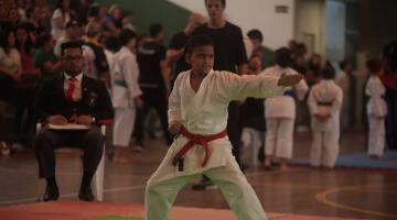 menino fazendo movimento de carate #paratodosverem