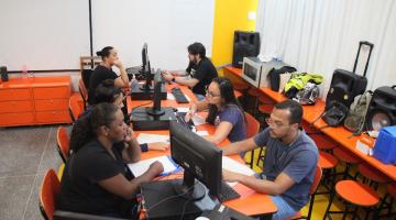 pessoas cadastrando vagas na caravana #paratodosverem
